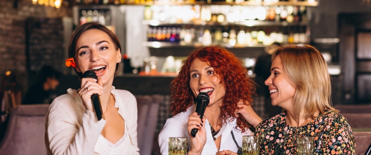 Arkadaş grupları için açık mikrofon etkinliklerine ev sahipliği yapıyoruz. Yemek yerken canlı performansları izleyin ve eğlenceli anlar yaşayın.