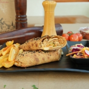 Mozzarella peyniri, tavuk döner, kırmızı soğan, patates kızartması, özel sos, maydanoz